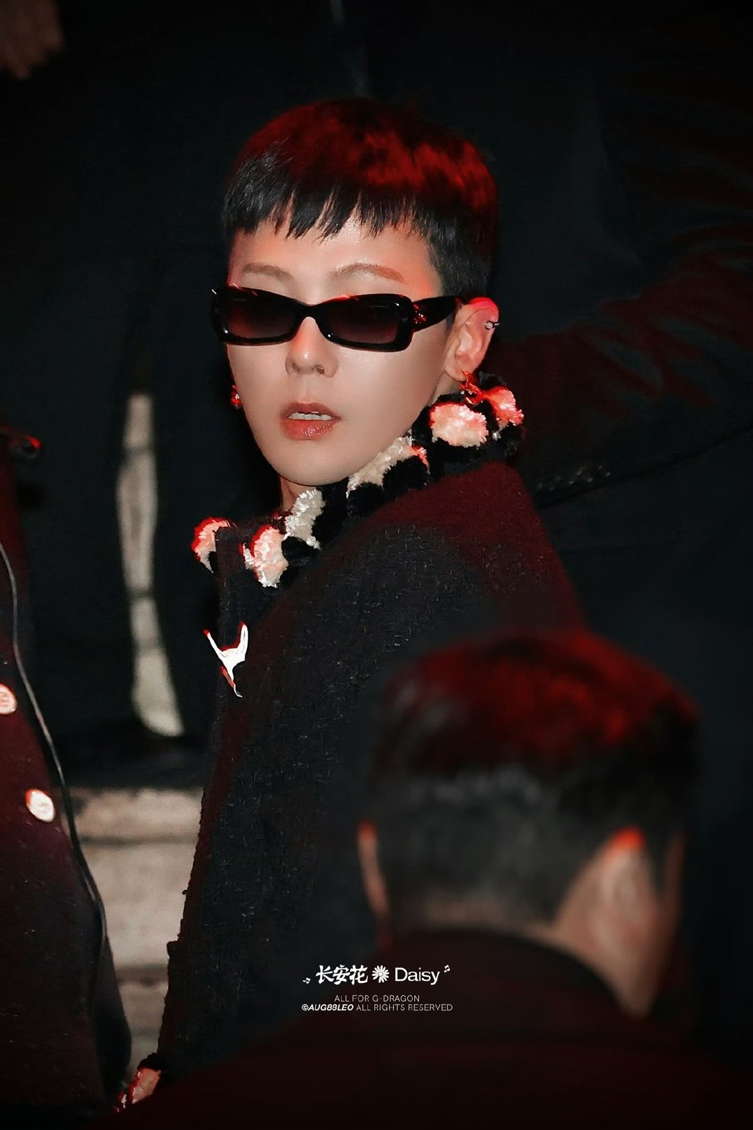 权志龙刀削下颌线权志龙黑发顺毛 + 刀削下颌线，这组合杀疯了！看着根本不像 30