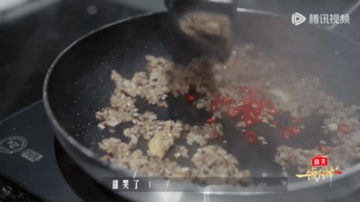 谢霆锋说用辣椒做甜品是疯了一饭封神 节目里谢霆锋一连三个表情包式“疯了”：皱眉、