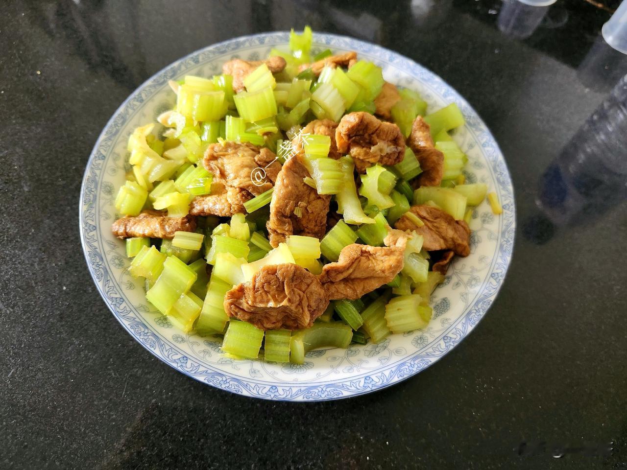 已经上午10点多马上要做饭了，老头又发话问:“咱家有豆制品吗？”
我说:“要豆制