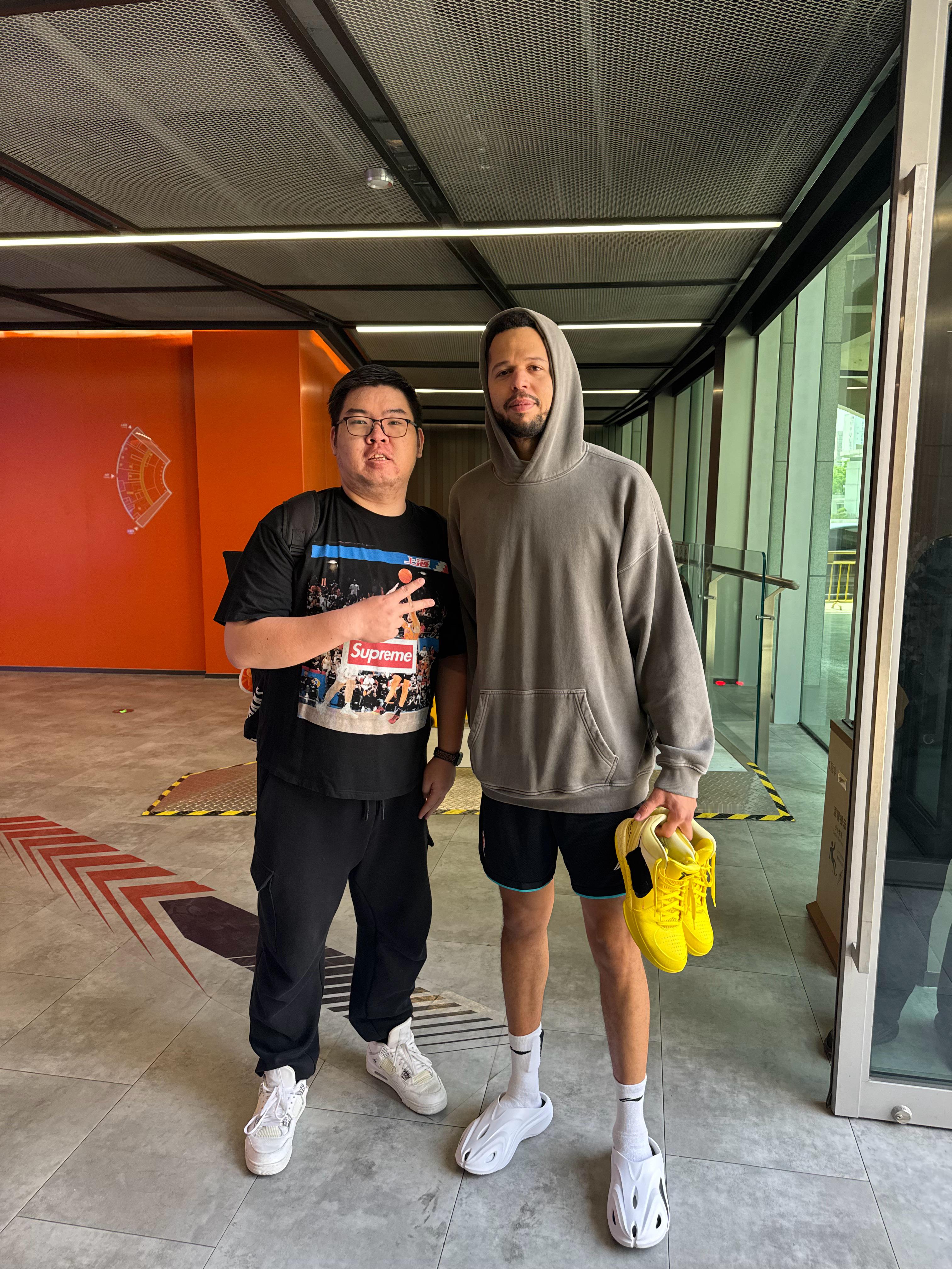 哈维见到我穿的衣服说：“That's fxxking Crazy！”上海久事大鲨