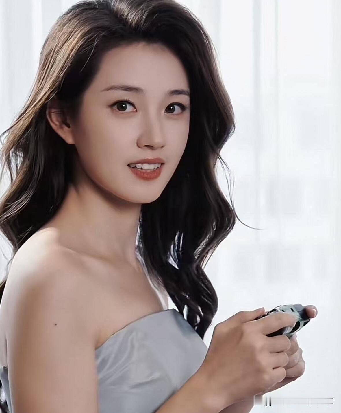 这是最美的短剧女演员，属于美艳大气型美女，五官立体，气质不输刘亦菲。她的眼睛比较