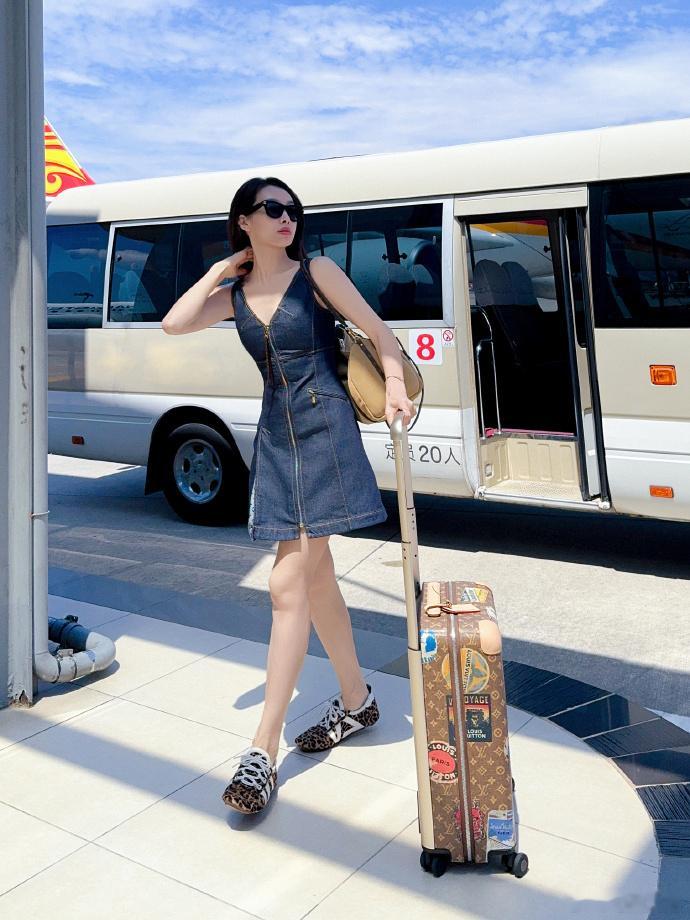 宋茜潮流穿搭闪耀旅途邂逅宋茜的夏日旅行记 宋茜在夏日的阳光下，展现别样风采。牛仔