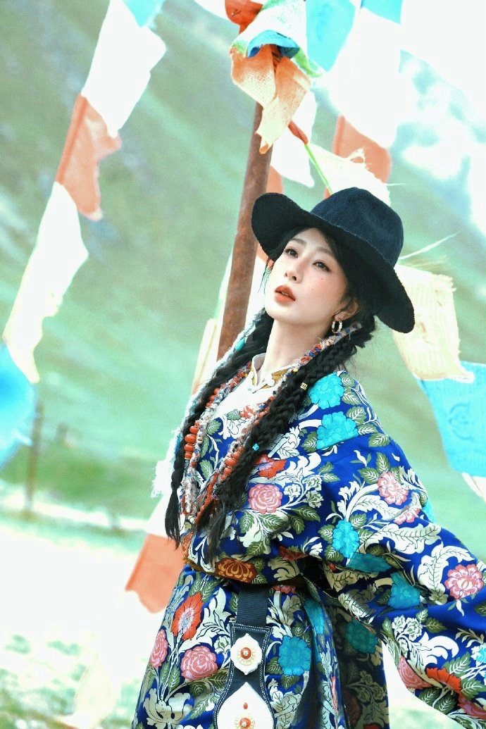 杨紫玉兰花开君再来 💜杨紫董竹君 我的脑袋是一个小小星球，每天只有你开着月亮列
