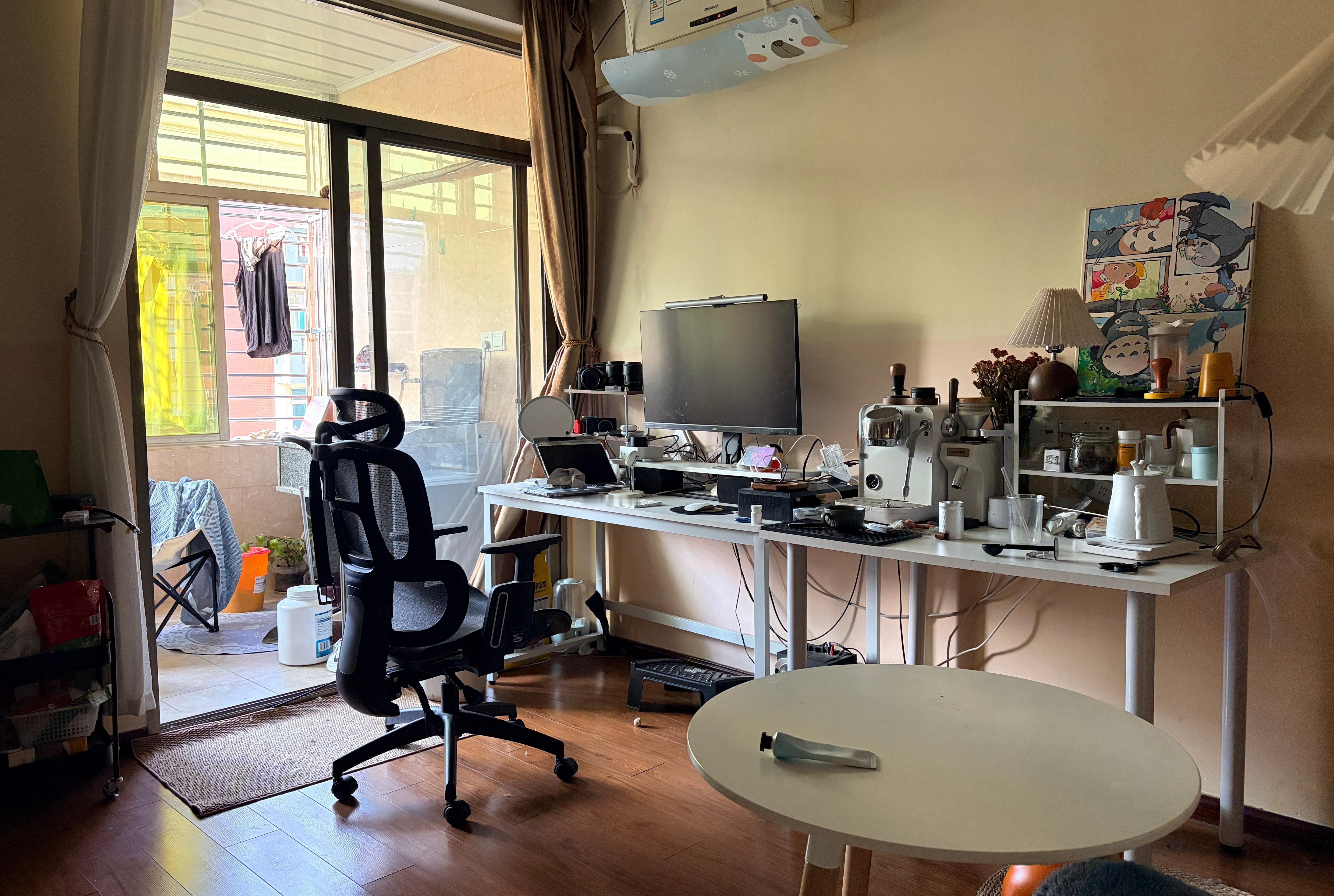 今天整理房间，整理一下布局，工作区和咖啡吧吧台合并成牛马区～怎么会无聊呢，不上班