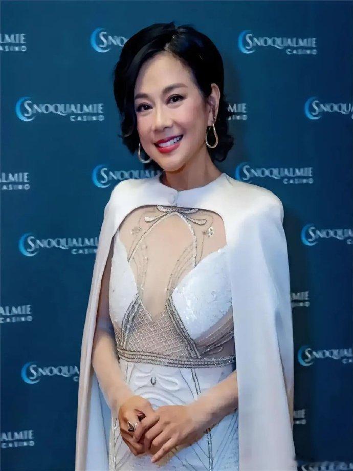 这么大年纪了还穿这样的礼服真的好吗 