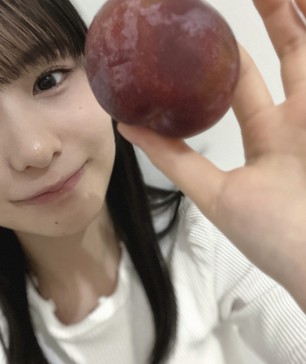 中川智尋「もう7月中旬ですね〜🌻そう…すももの季節！この間、急にすももを食べた
