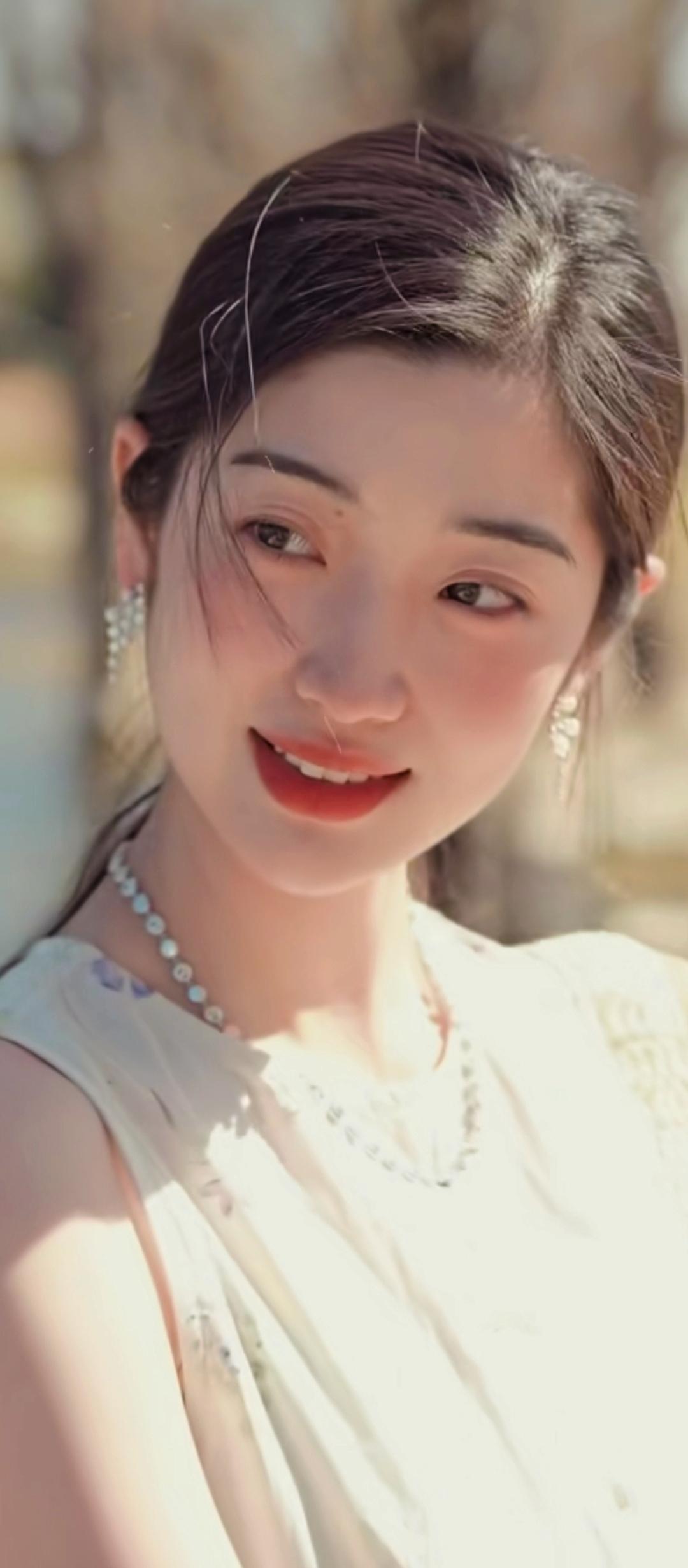 玉颜如花映日红。