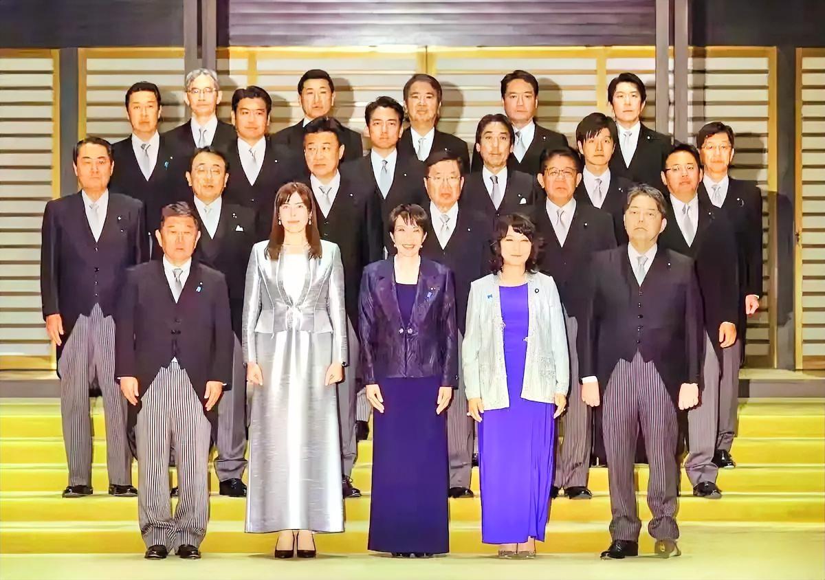 高市早苗新内阁的这张合影，怎么看上去有些怪怪的——

19个男人围着3个女人，个