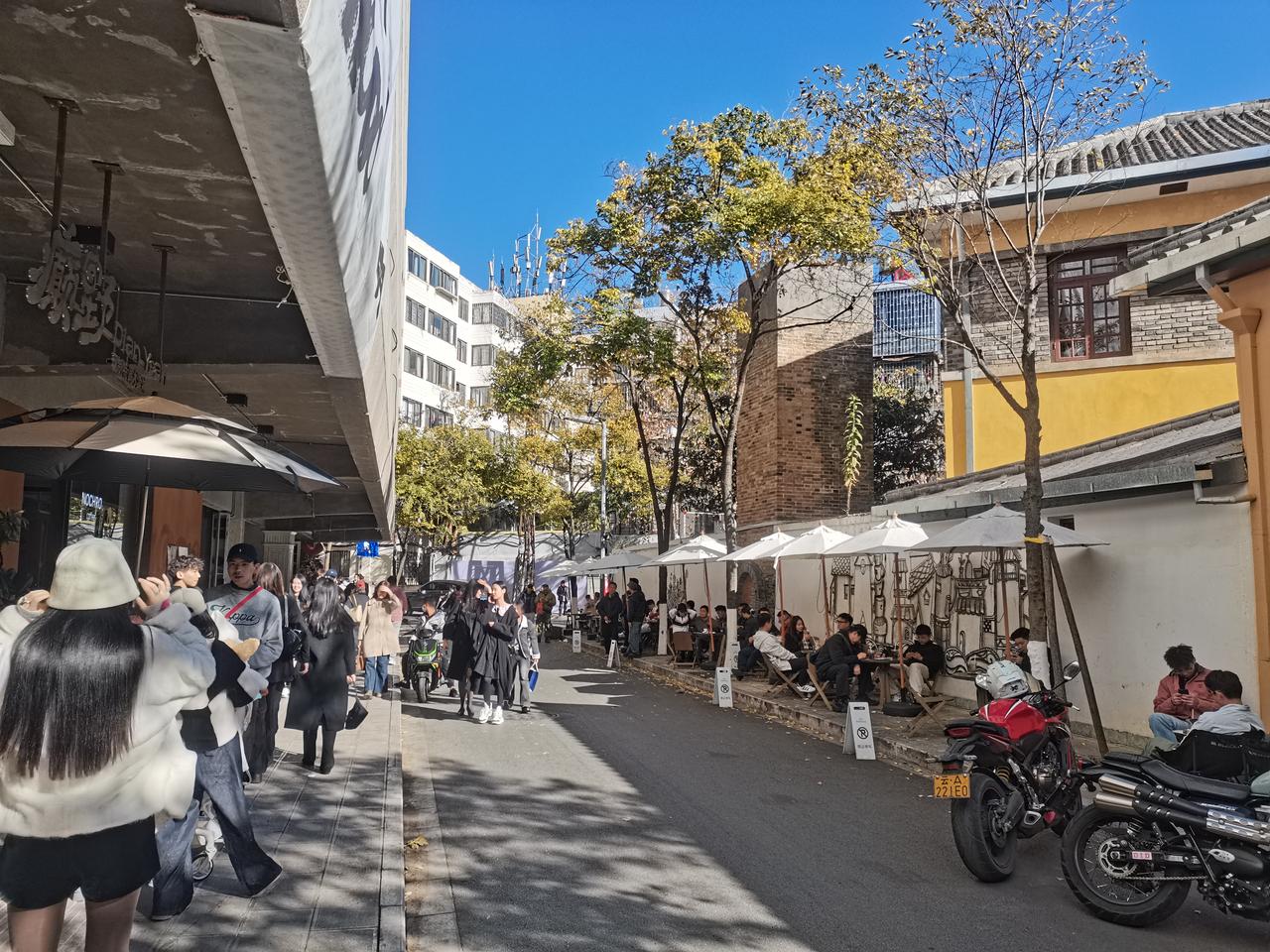 随着昆明咖啡文化的逐渐流行，昆明的文林街、文化巷等传统咖啡吧聚集地生意兴隆，同时