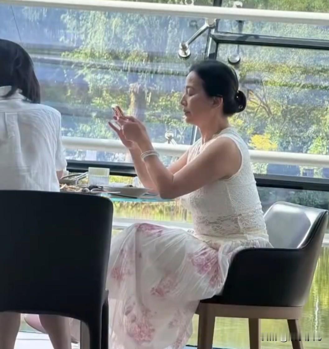 网友偶遇刘亦菲妈妈就餐！67岁皮肤紧致体态绝，难怪女儿这么美！


网友在北京顺
