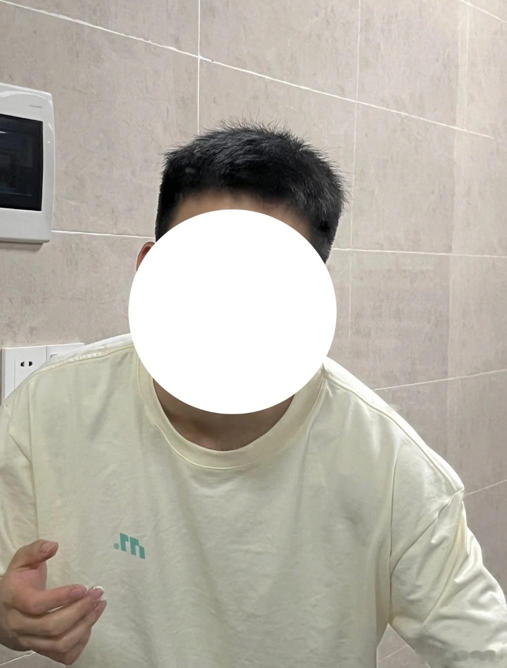 尊哥就是图一的发型，而且是必须方头好看，但凡剪成圆头都很违和。他备考博士的那两个