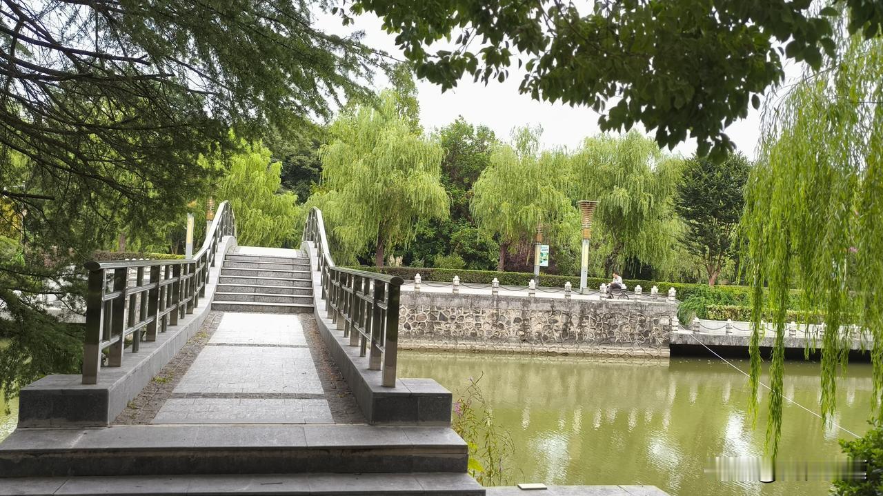 谁不说俺家乡好，南京今天爽歪歪，没有太阳，阴有小雨，现在外面温度24度。标标准准
