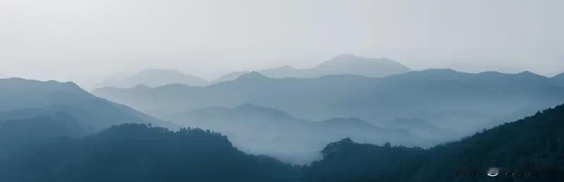 阴天⛅
当无数的黑云在天空布阵
和对面的群山形成一个倒扣的铁锅底

太阳的光被吞