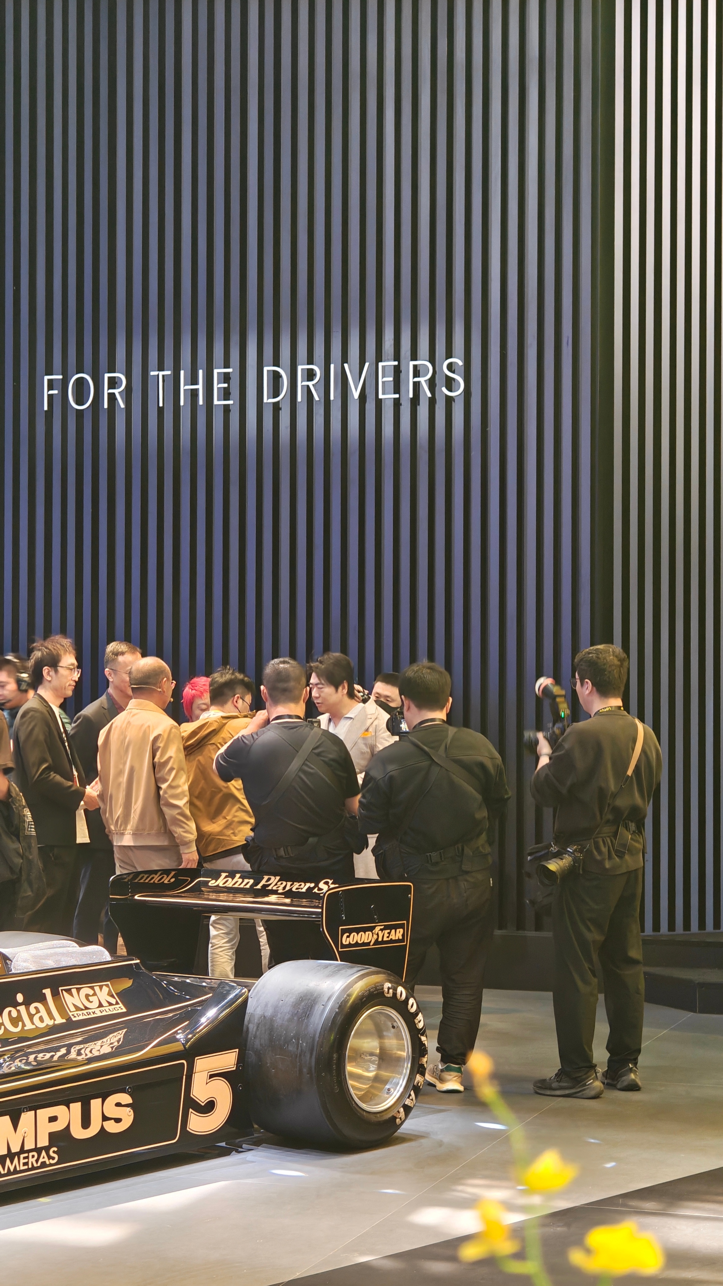 郎朗来到W4馆莲花跑车展台，准备与冯总一起为黑金色的莲花For Me揭幕发布！2