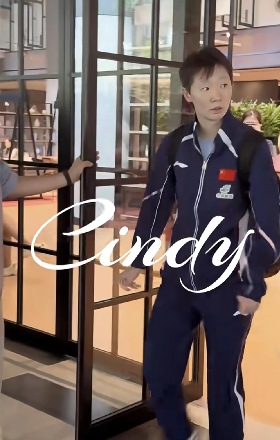 WTT新加坡大满贯比赛，王曼昱今日下训，与徐奕一起离开训练馆时还走错出口了！只要