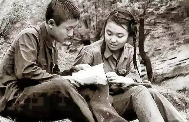 1977年，陕北一女知青考上大学，临走前将自己的贴身玉佩送给农民郭明亮，眼含热泪