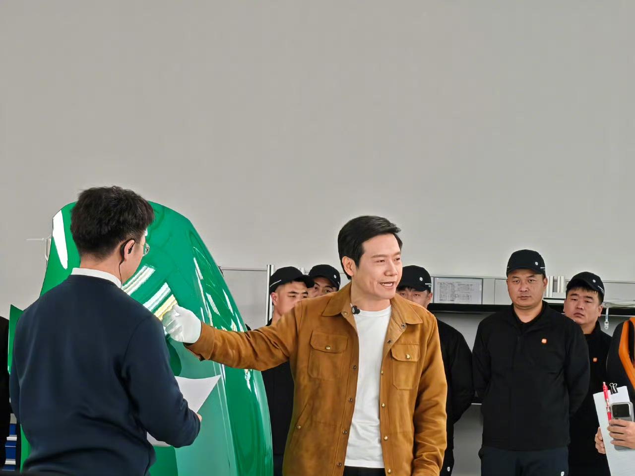 ​雷军变了！
但我发现：我们都低估了他的野心！
​很多人笑话他在直播间叫屈，说被