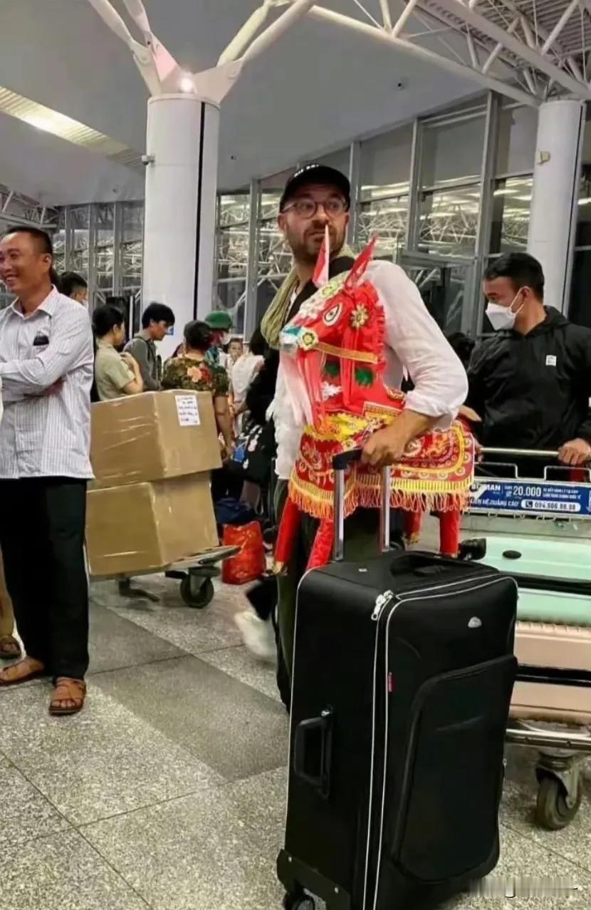 文化输出成功！老外买了个纸扎小马带回家