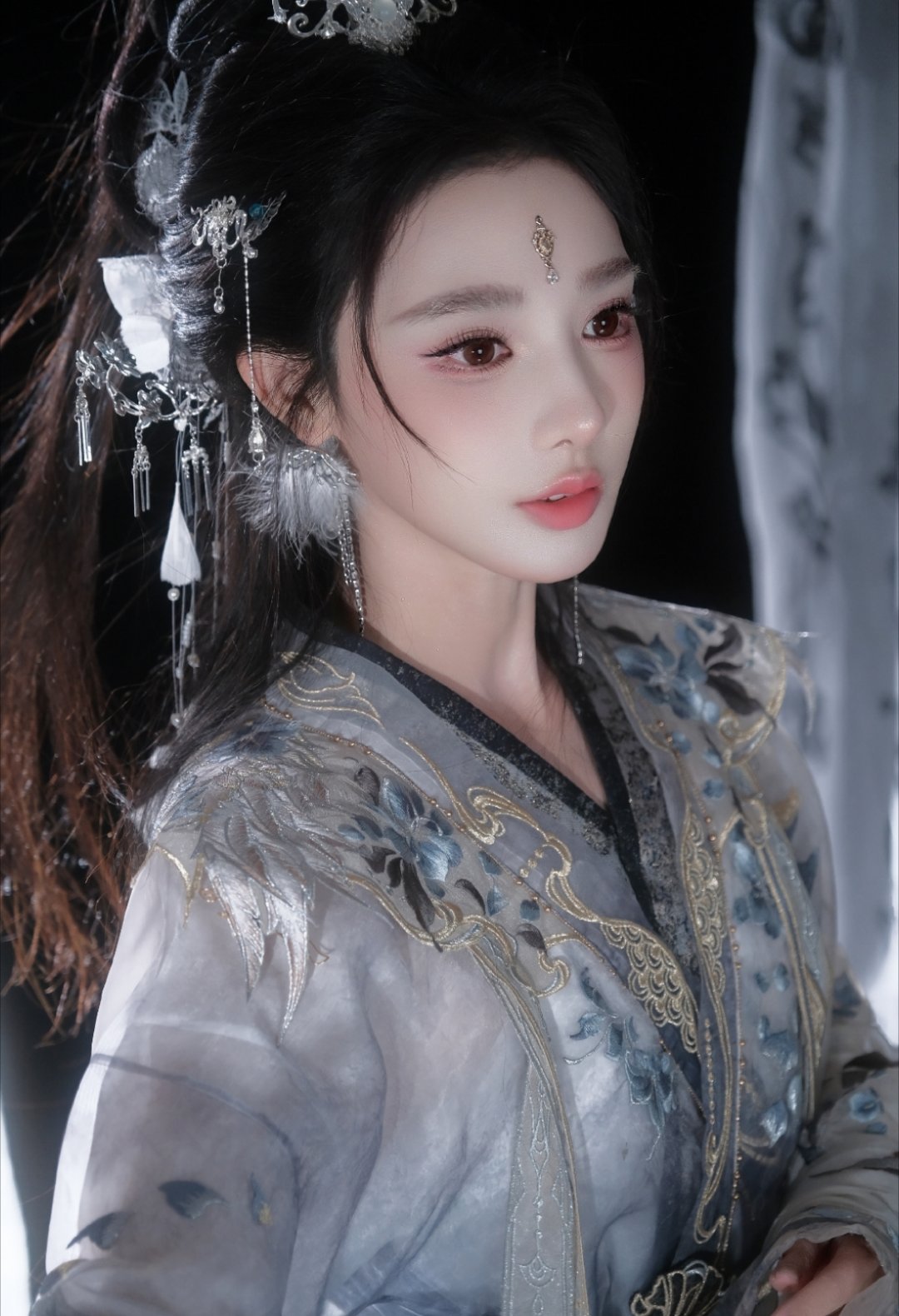 彭小苒这次是冷感美人彭小苒这次的造型真的很有感觉，冷艳又不失仙气！美的无可挑剔！