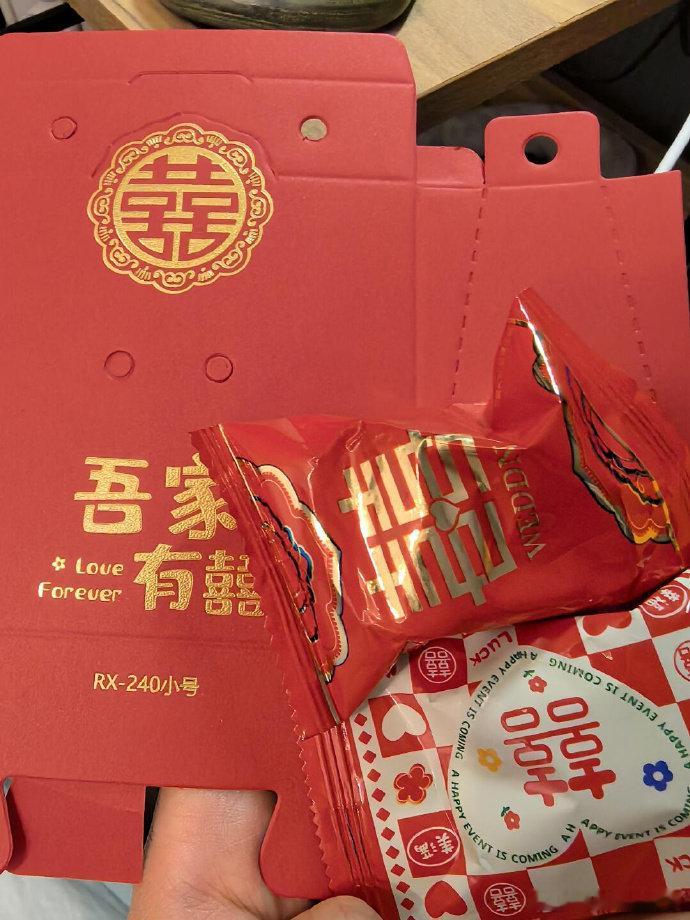 #汪小菲发喜糖# ​汪小菲今天官宣和mandy领证，正式成为夫妻啦！他还在麻六记