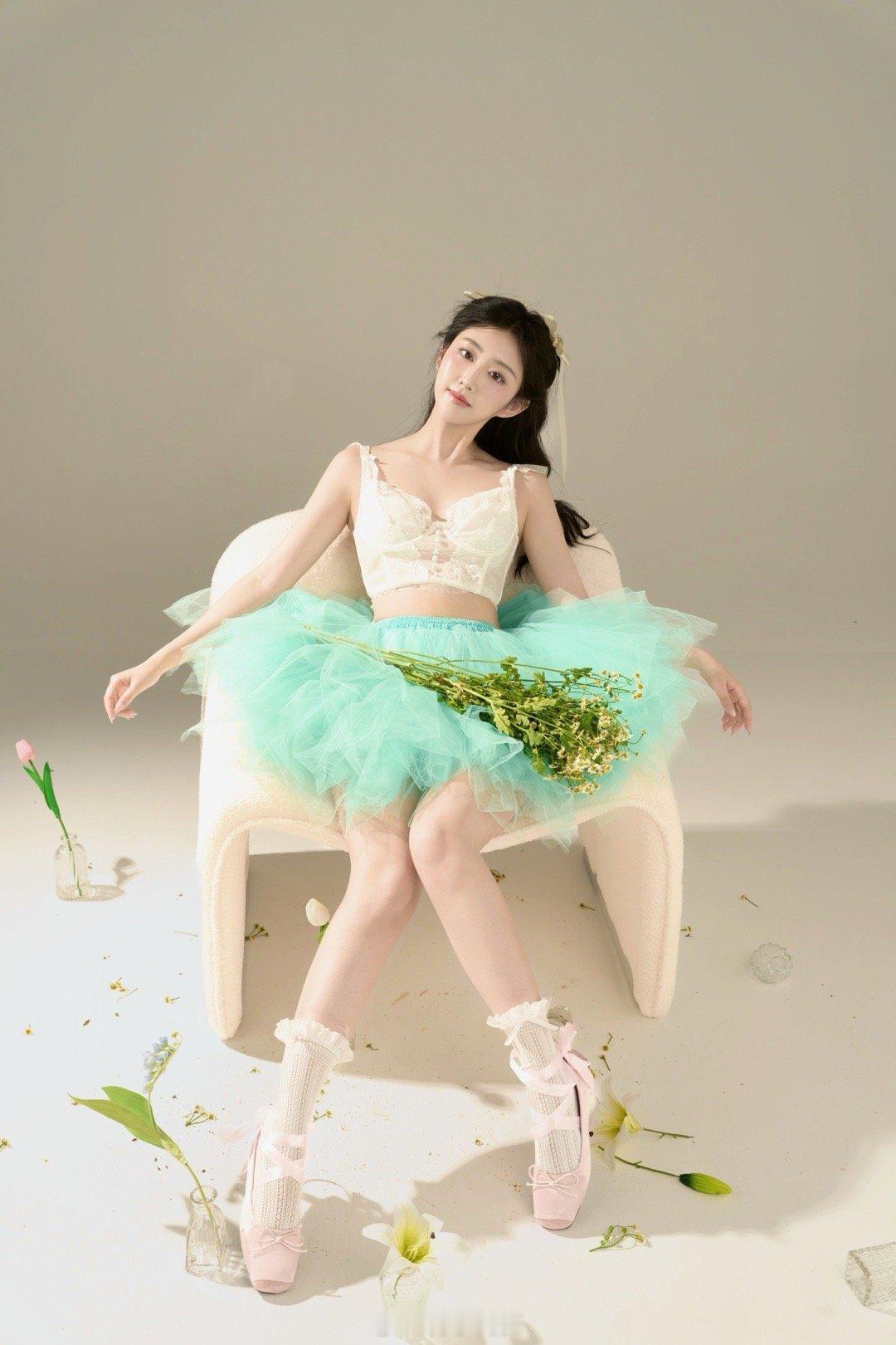 梦幻少女风，轻盈的裙摆、白袜与温柔的笑容，仿佛置身童话世界。分享甜美小姐姐随手拍