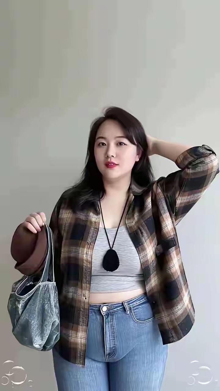 妹子穿格子衫，手拿小包，好看！