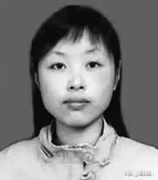 2008年地震，四川一21岁女老师被埋进废墟，身体断成三截，腹部被钢筋击穿，救援