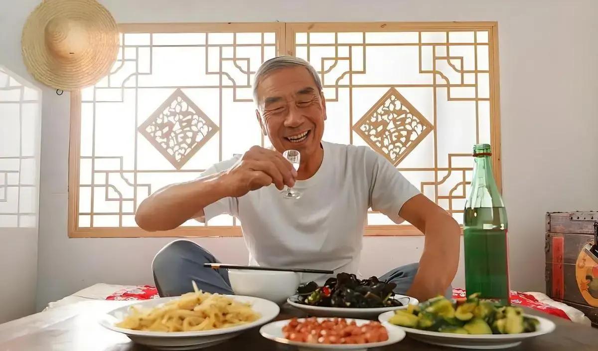 65岁以上的老人要是彻底戒酒，身体往往在半年内迎来翻天覆地的变化，尤其是长期爱喝