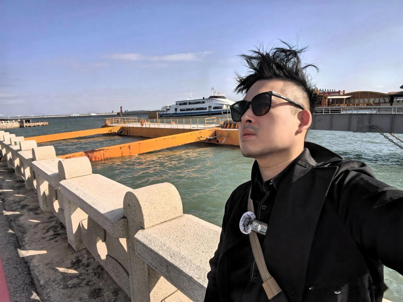 2026年元旦，受厦门卫视邀请，从金门乘船赴厦门，参加“小三通”25周年特别节目