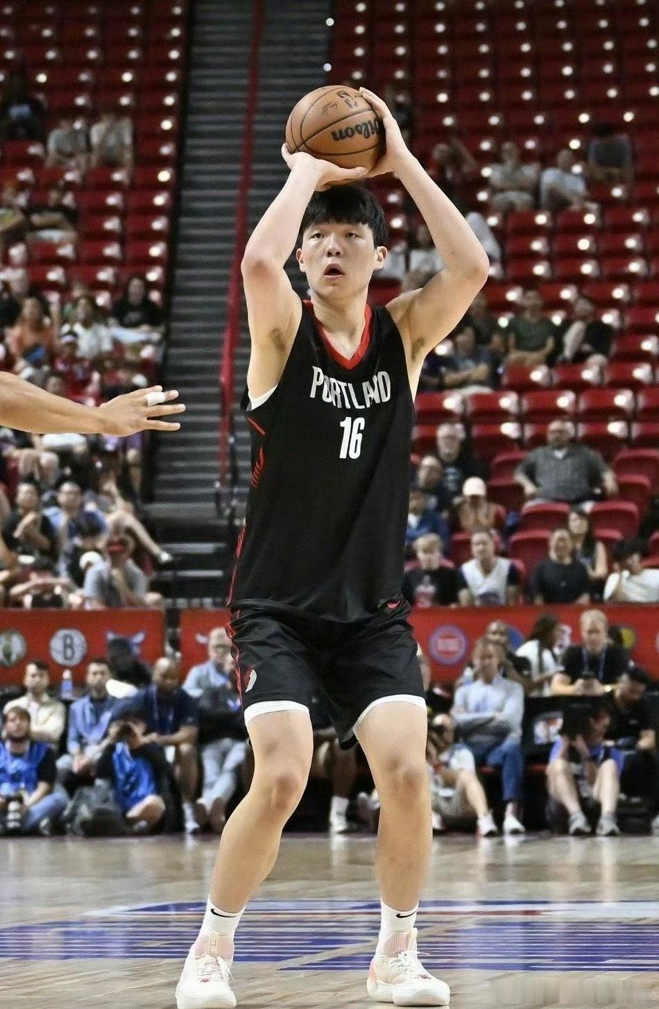 NBA的常规赛正式开打了，明天终于有咱们自己的中国球员要站到NBA的赛场上，我们