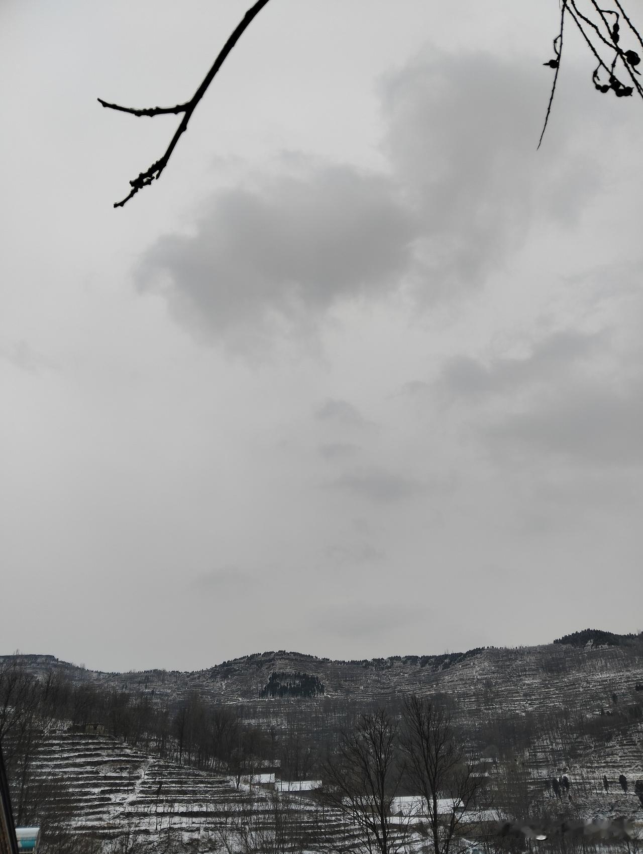 晒图笔记大赛实拍一张沂蒙山下雪的照片分享给大家，银装素裹，分外妖娆。江山如此多娇