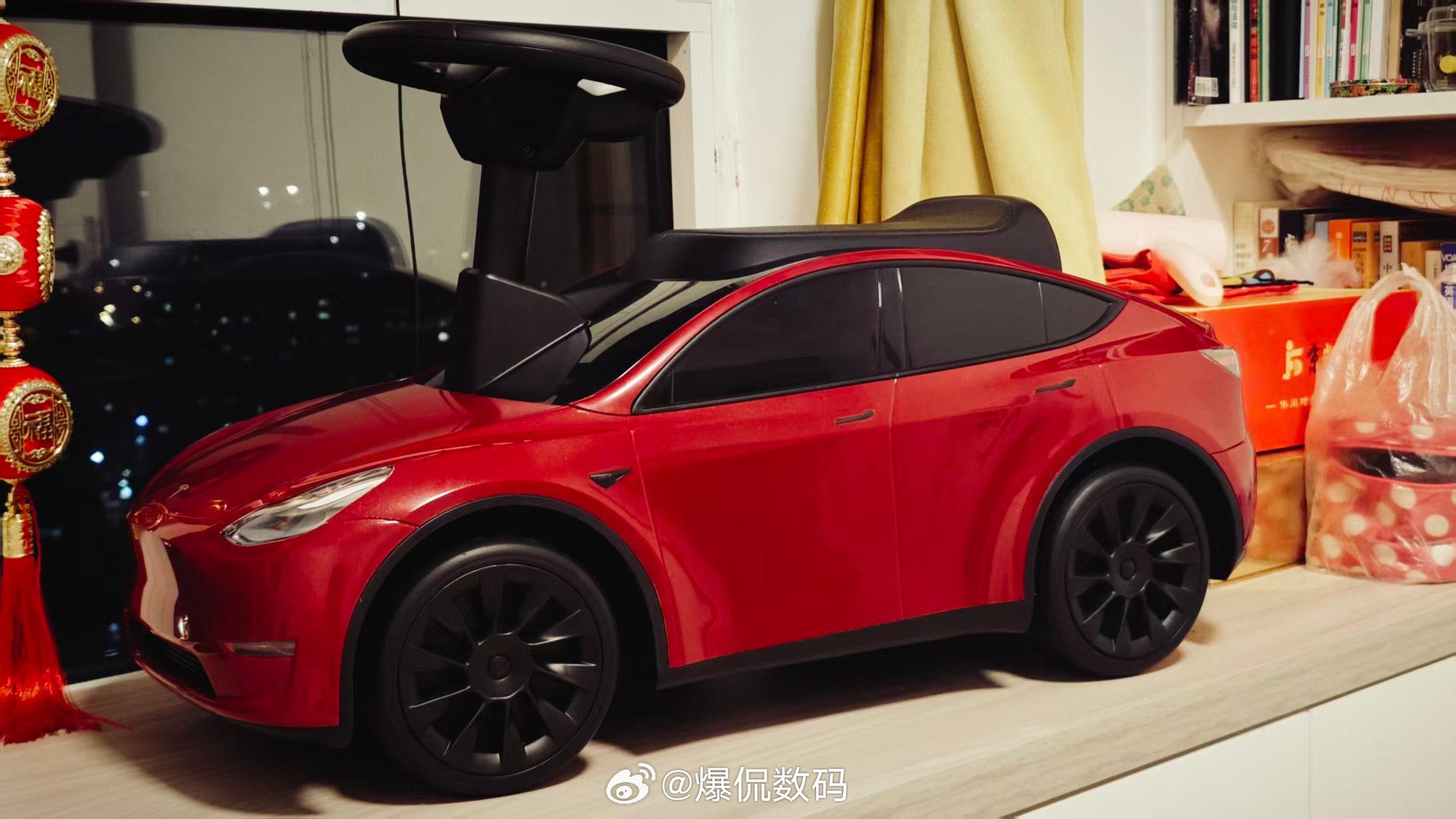 我有特斯拉正版Model Y玩具车，售价799我见过小米专为小孩哥圆梦的手搓等比