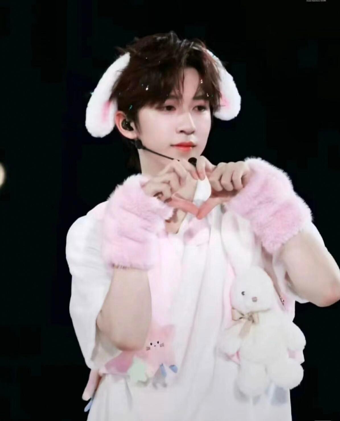 贺峻霖模仿哈哈曹拿捏精髓贺峻霖模仿哈哈曹魔力歌先生贺峻霖这魔性转音也太有意思了，