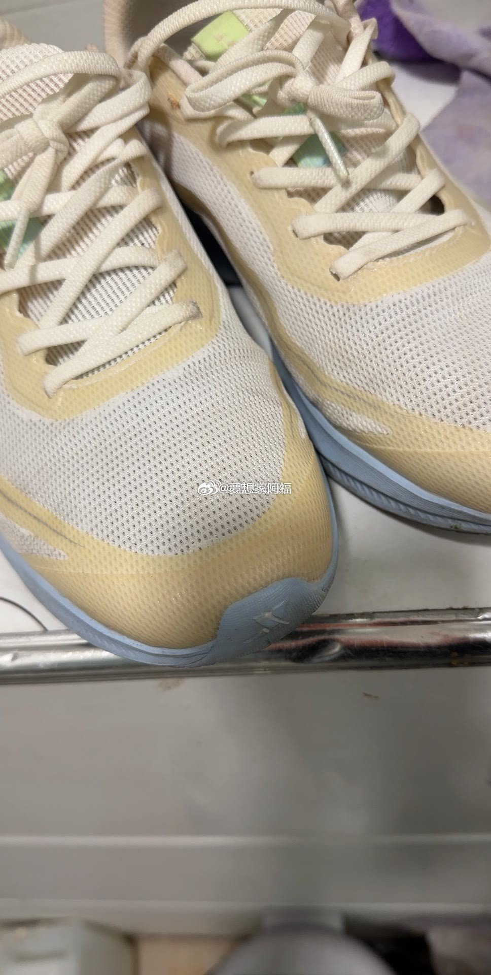 网友去年在蛋蛋直播间买的特步鞋氧化严重，白色变成黄色了，找客服也不给处理…网友告