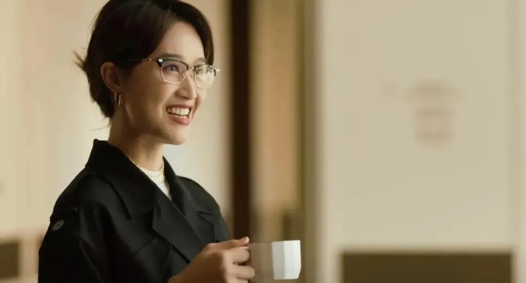 关芝芝被周士辉抛弃后
嫁给了哈里森，生了孩子，创办了公司
她才是玫瑰的故事里最大