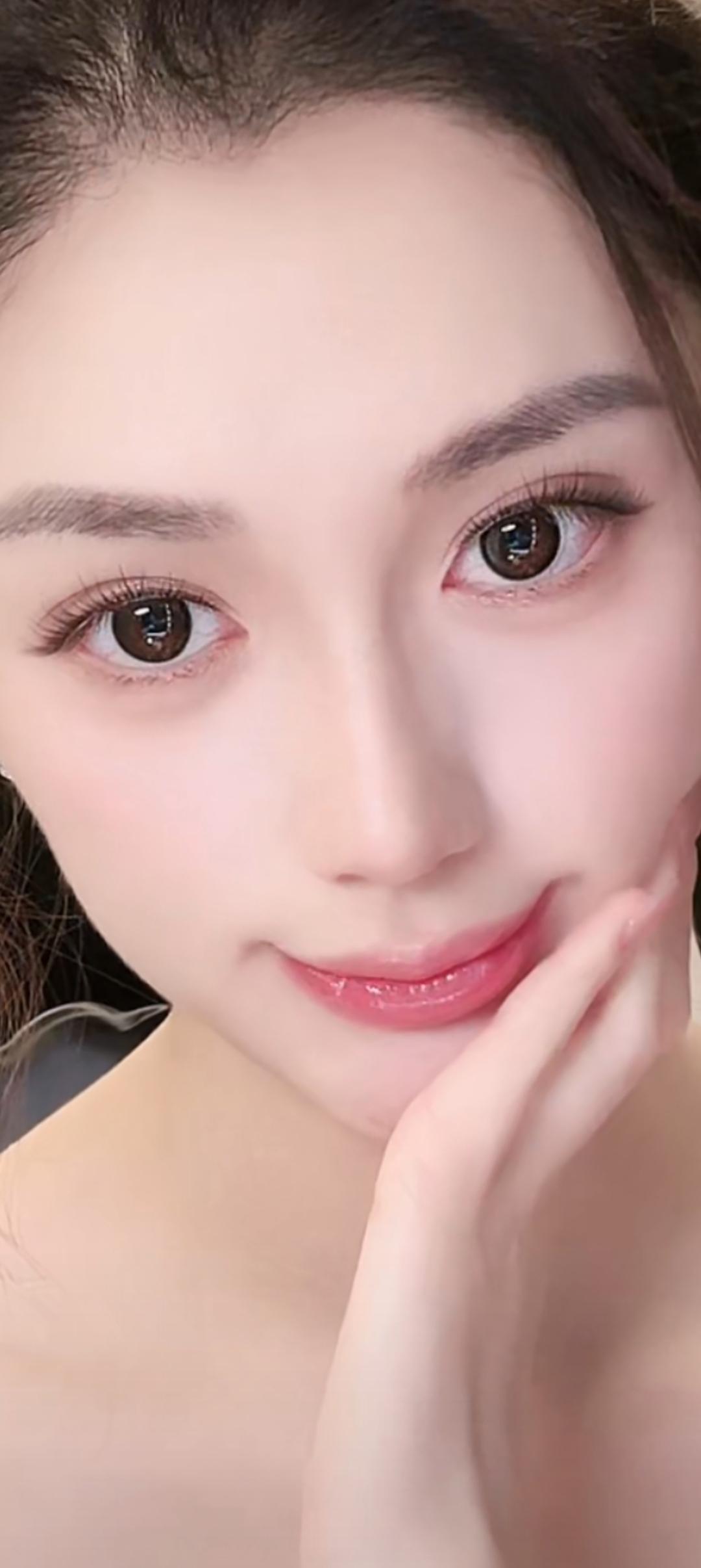 这笑容真甜，眼睛好大。