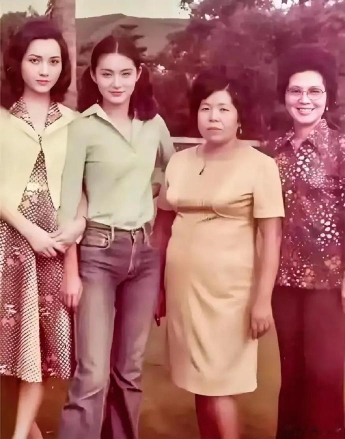 林青霞的妈妈也是普通人，妹妹气质出众，相当惊艳，完全超过了林青霞。 