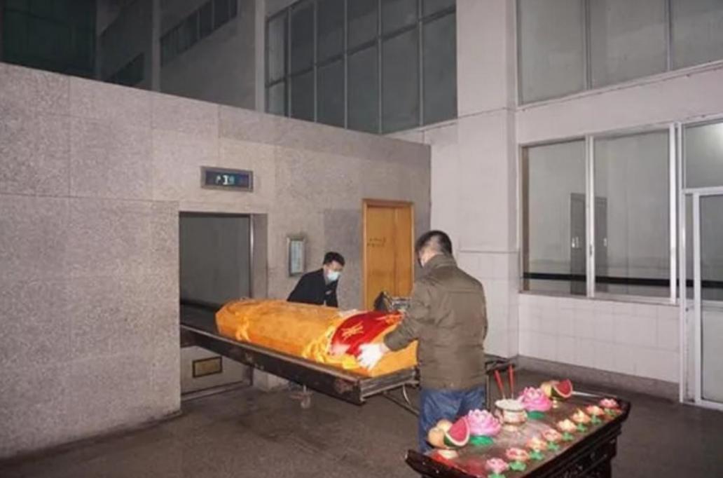 2016年，重庆某殡仪馆，夜晚收到一名9岁男孩的遗体，殡仪师傅将其冷冻时，竟发现