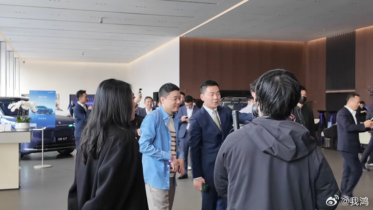 丁俊晖来上海真北路鸿蒙智行超级用户中心了。