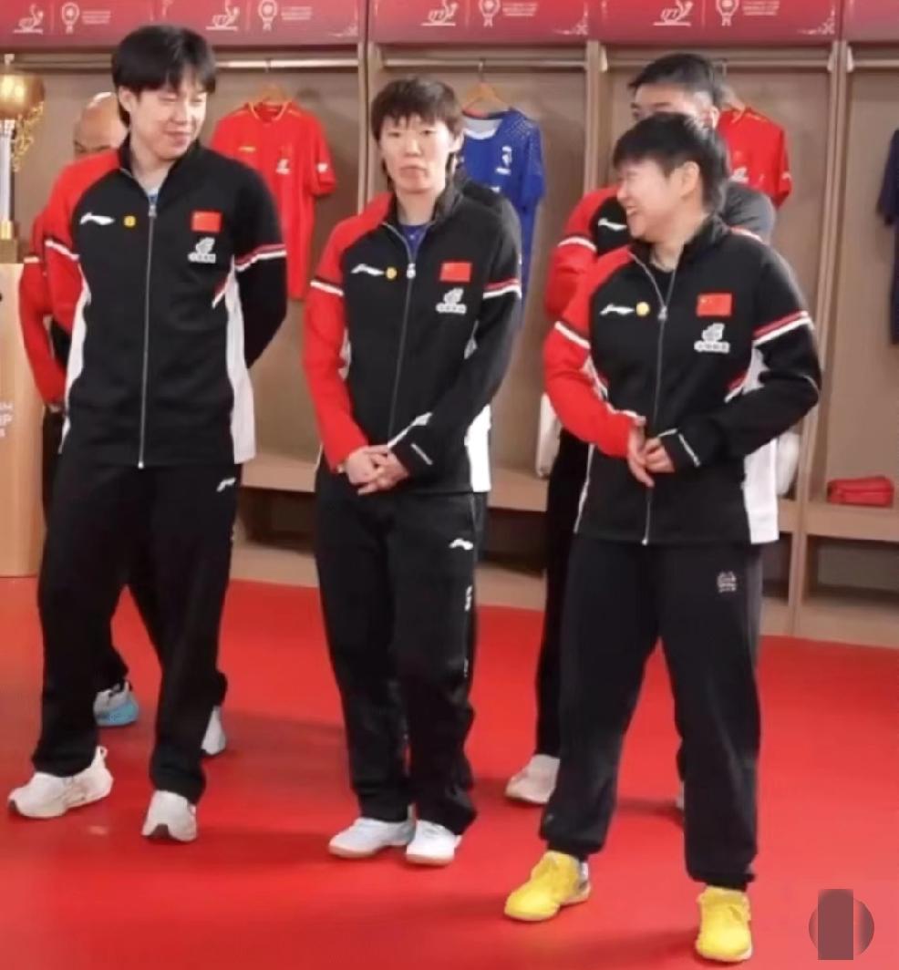 昨天原来在等待马克龙到来的时候，
他们一直在聊呢，
莎莎楚钦隔着曼昱看着是也在聊