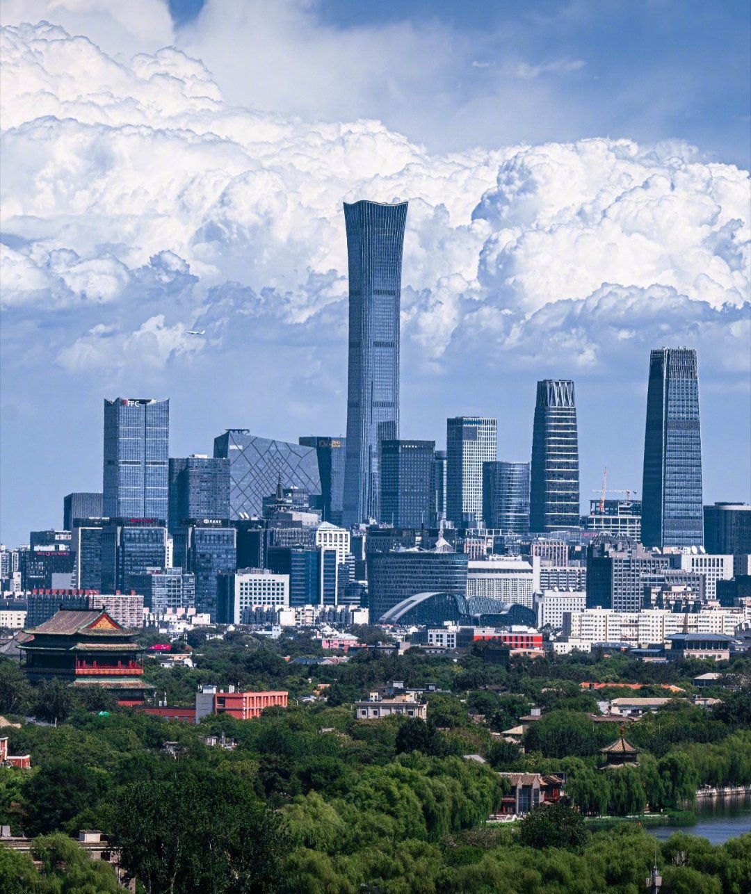 中国尊，北京市第一高楼，地面高度528米。 