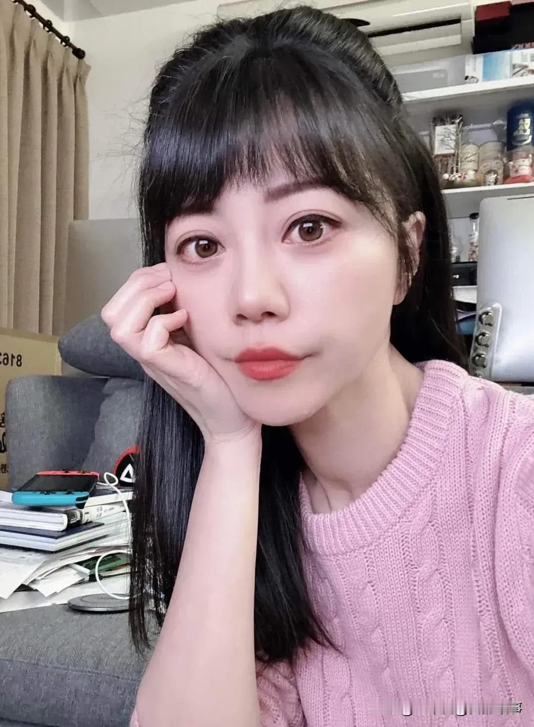 高嘉瑜失业心情不受影响，扮嫩卖萌玩自拍样样来
   高嘉瑜败选失业后，心情一点不