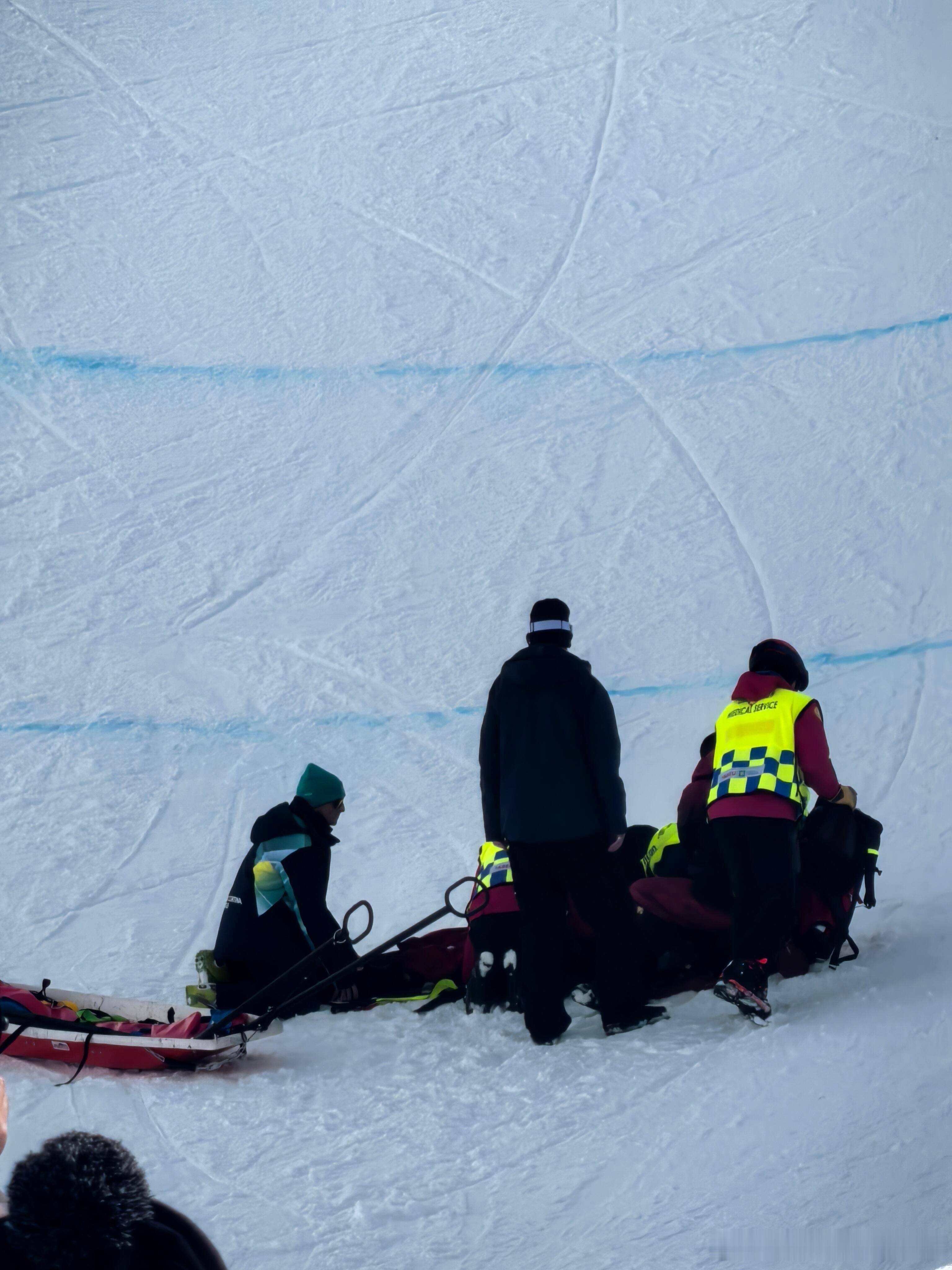 刘佳宇被担架抬出场祈祷没啥大事！祈祷没有生命危险！一定要平安！v观冬奥会体育大拜