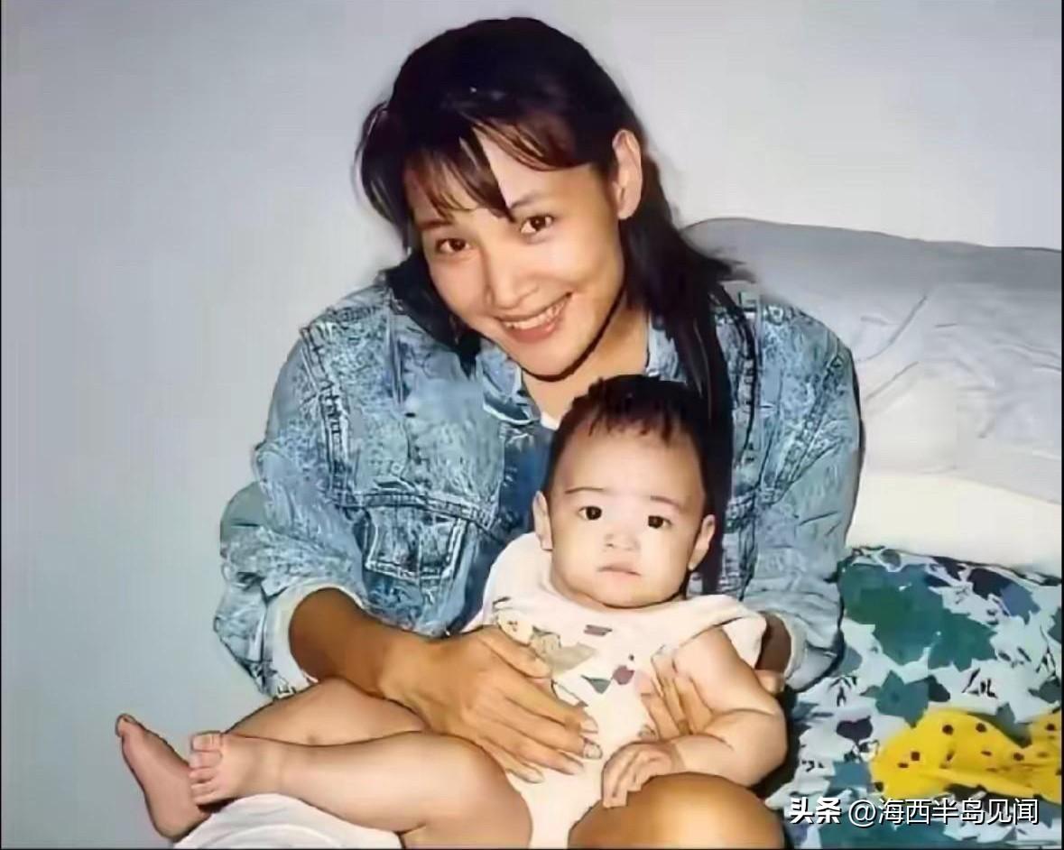年轻时陈冲在家中与大女儿许文婷的一张合影。

陈冲自带东方美人气韵，一头浓密黑发
