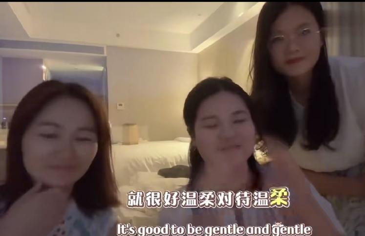 三个美女在夸印度啊，说印度人体贴热情，办事周到，她们说没想到，跟网上说的不一样，
