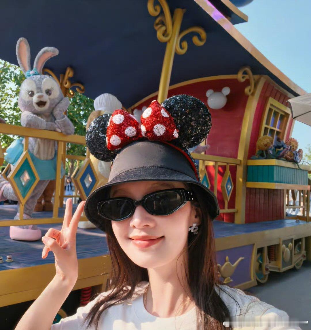 李沁迪士尼plog李沁星黛露合照 李沁去了迪士尼，好美好美 ​​​