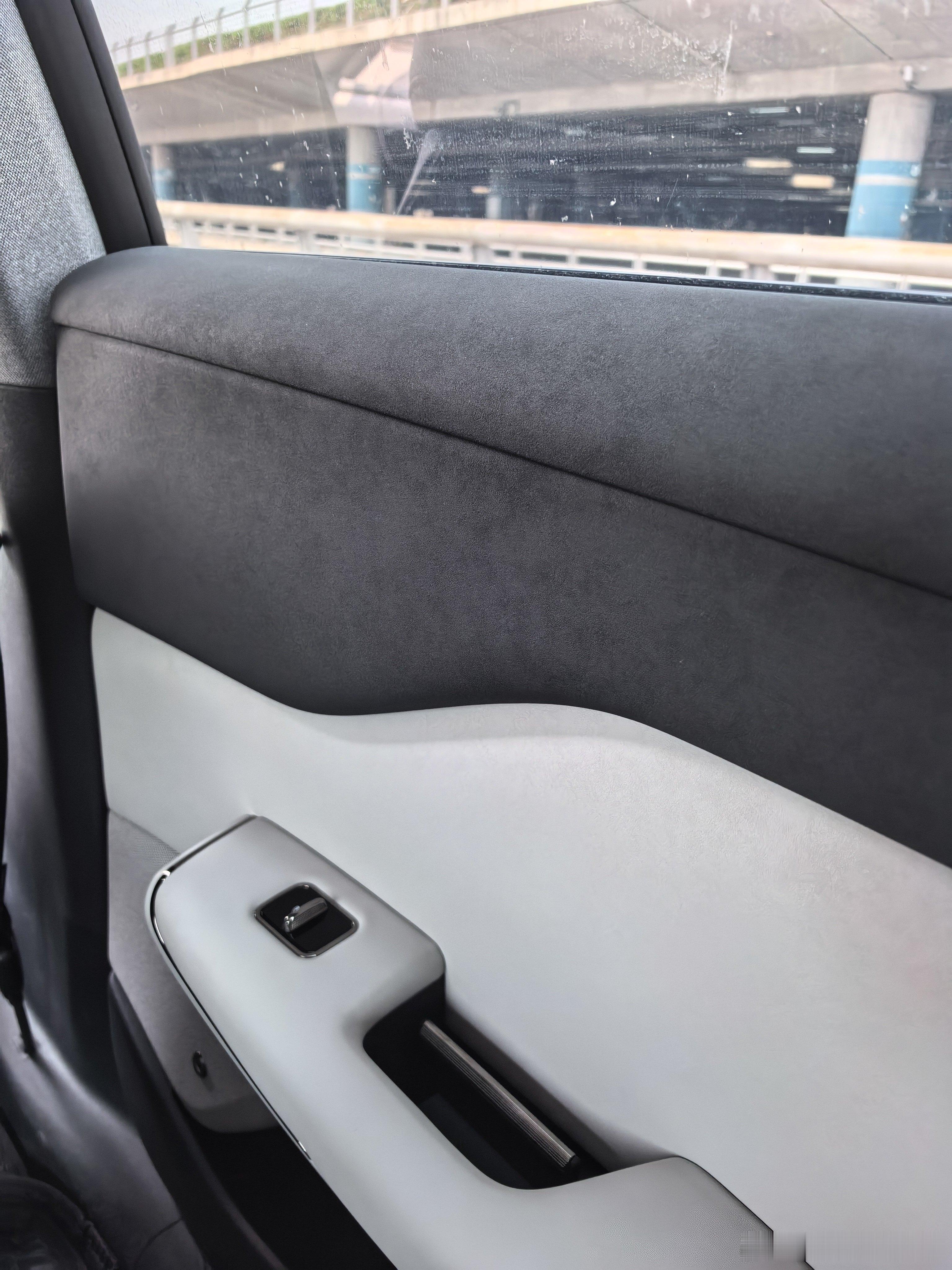 打了台岚图知音，门板上空空如也却把开门拉手放在扣手里，更crazy的是车机大屏竟