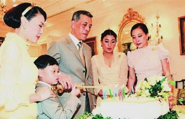 当年泰王给两个女儿找了个貌若天仙的后妈，他们这个重组的家庭温馨又快乐，一家人一起