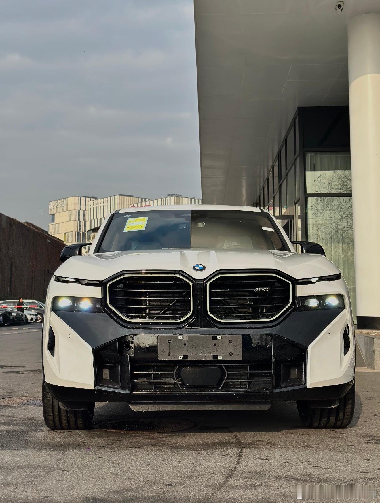 宝马XM 50e     矿石白/萨基尔橙指导价1290000选装51500 全