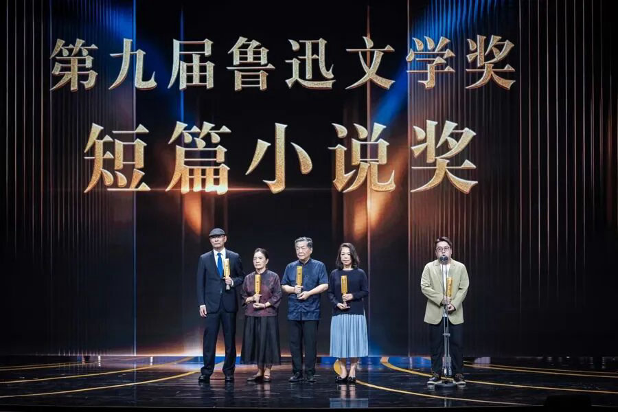 【 文学炬火闪耀上海，35部鲁迅文学奖获奖作品见证中国文学盛典 】　　（ 文汇报